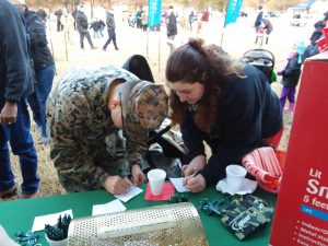 Fort Lee Military Family signing up for Omni Raffle at Booth Current Alt Text | Omni Military Loans